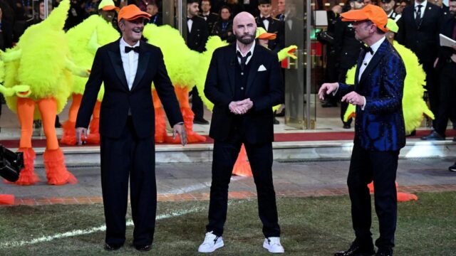 Fiorello riceve il Tapiro d’Oro per il ballo con John Travolta e spiega quale era la reale situazione