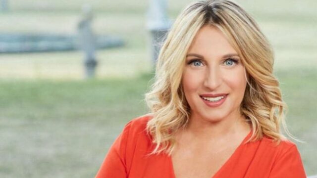 Katia Follesa sul palco dell’Ariston al fianco di Carlo Conti: non tutti sanno che la co-conduttrice soffre di una patologia particolare 