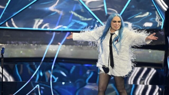 Sanremo24, problemi tecnici per Loredana Bertè: la cantante costretta a interrompere l’esibizione