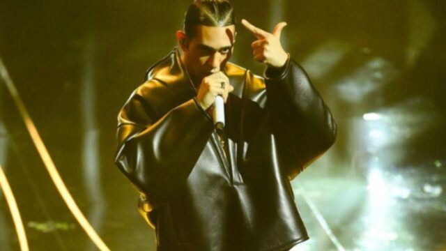 Festival Di Sanremo, il look di Mahmood per la finale: l’accessorio brilla sui denti