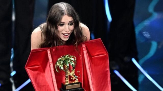 Le parole di Angelina Mango appena dopo aver vinto Sanremo 2024: “Mi sento piccolissima in confronto a tutto questo”