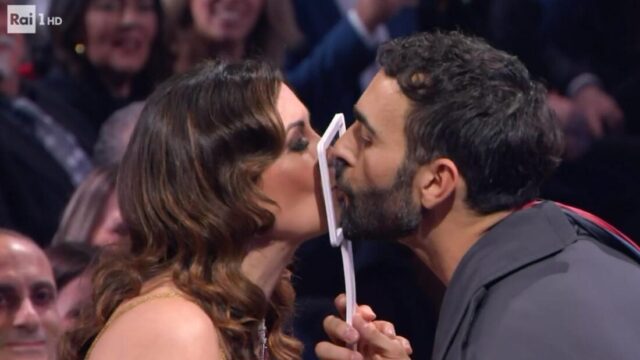 Festival di Sanremo, bacio in diretta tra Marco Mengoni e Giovanna Civitillo: ecco come ha reagito Amadeus