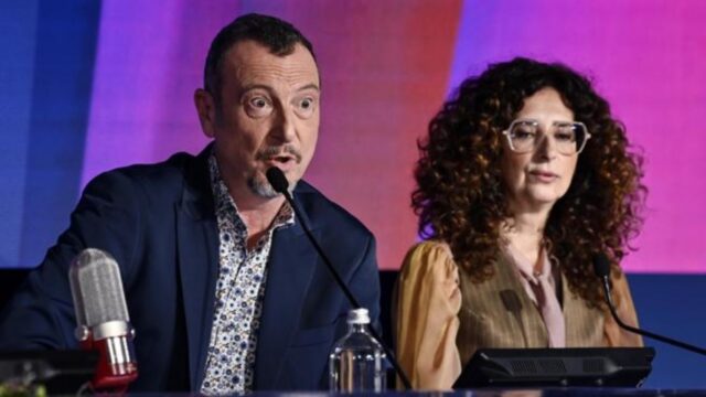Caso John Travolta a Sanremo, Amadeus risponde in conferenza stampa e spiega quali erano gli accordi