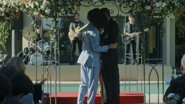 Rai censura ancora, spunta un bollino nero e proprio su un ‘bacio hot’: ma arriva la replica