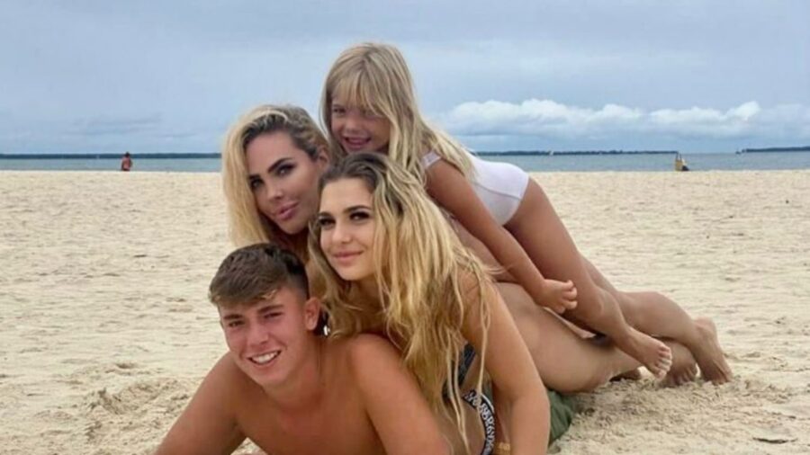 Ilary Blasi con i figli Cristian, Chanel e Isabel