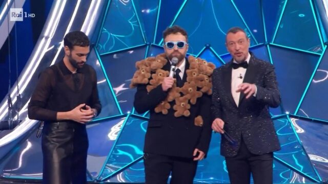 Dargen D’Amico, appello per il cessate il fuoco sul palco di Sanremo 2024