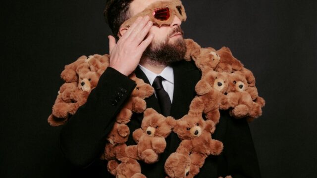 Sanremo 2024, perché Dargen D’Amico era ricoperto di peluche? Il significato è molto profondo