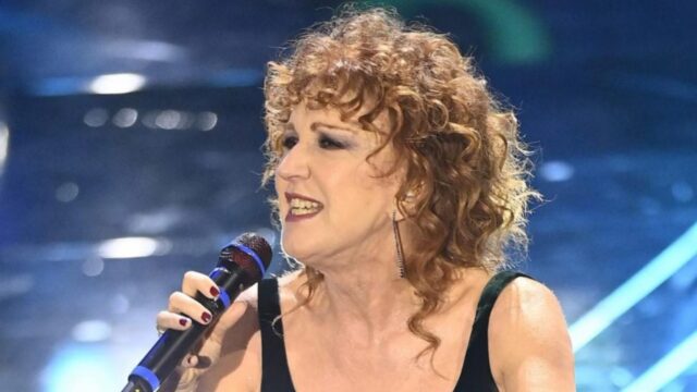 Fiorella Mannoia si esibisce con delle cuffie speciali: il significato del dettaglio nascosto, spiegato dalla stessa cantante