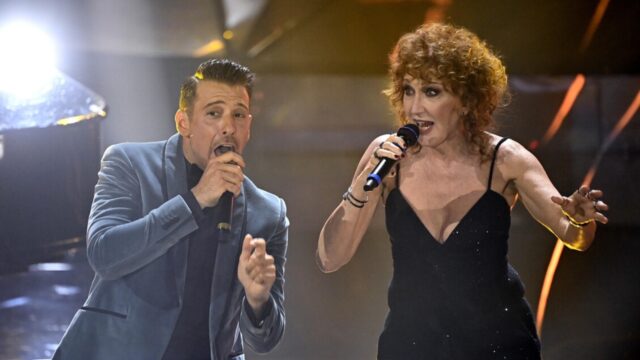 Sanremo 2024, Francesco Gabbani al termine dell’esibizione si inginocchia davanti a Fiorella Mannoia: il motivo dietro il suo gesto