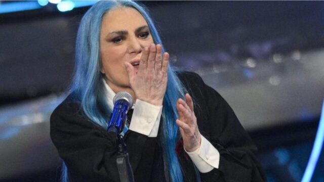 Perché Loredana Bertè è salita sul palco con un fiocco rosso sul vestito: la risposta