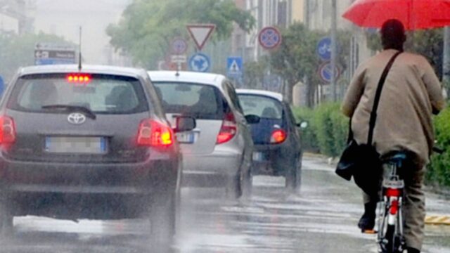 Maltempo, tutti i comuni che fermano le lezioni per l’allerta meteo: l’annuncio della protezione civile