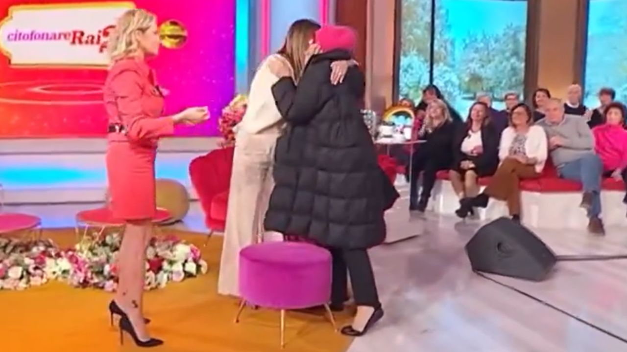 Mara Venier va a Citofonare Rai2 per salutare Paola Perego