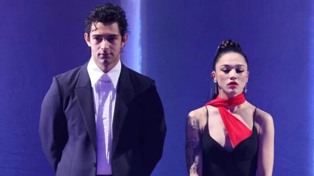 Mare Fuori a Sanremo 2024: il significato del foulard rosso di Maria Esposito (Rosa Ricci)