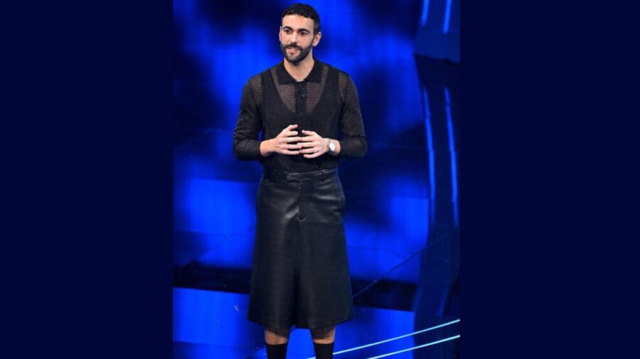 Mengoni in gonna a Sanremo 2024