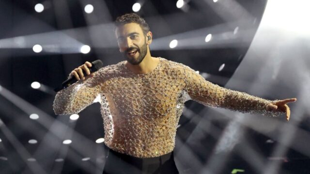 Sanremo 2024, Mengoni con la gonna sul palco dell’Ariston: ecco il look genderless