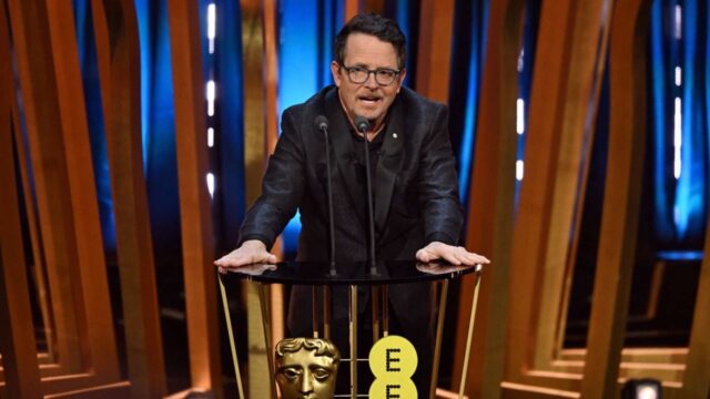 Michael J Fox sulla sedia a rotelle ai Bafta: come sta l’attore e come ha nascosto la malattia per 7 anni