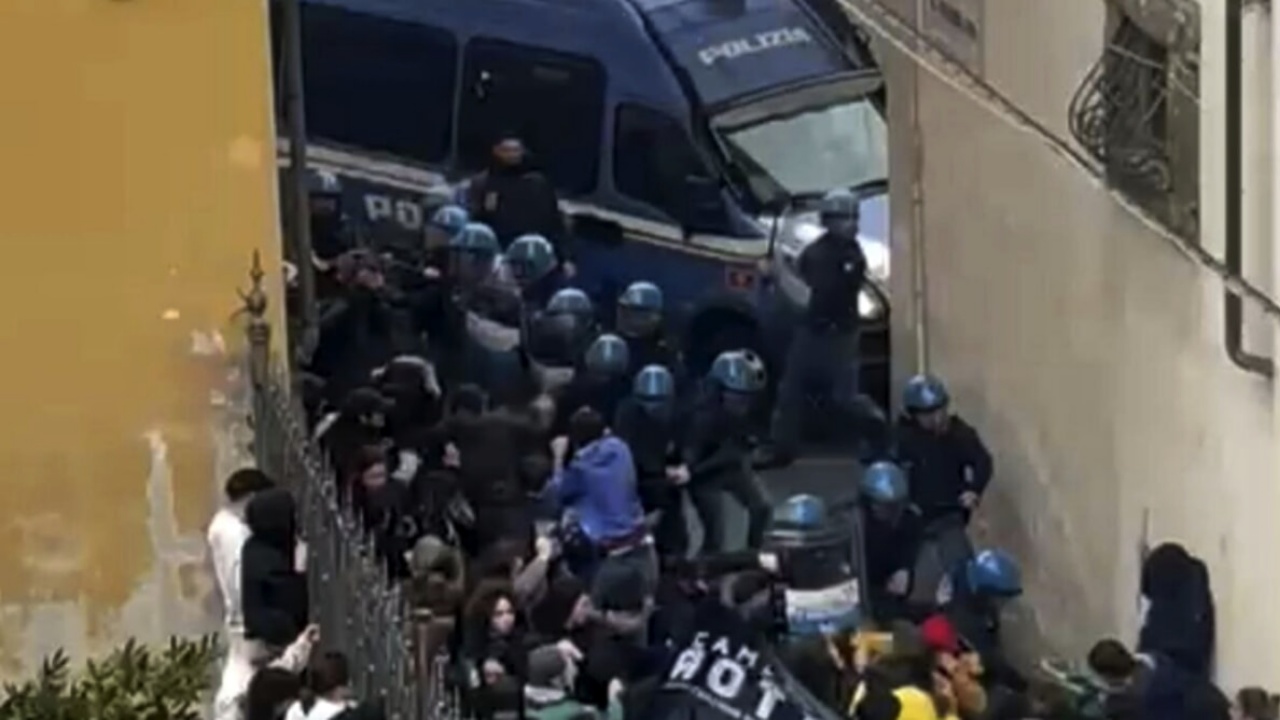 Pisa manganellate poliziotti