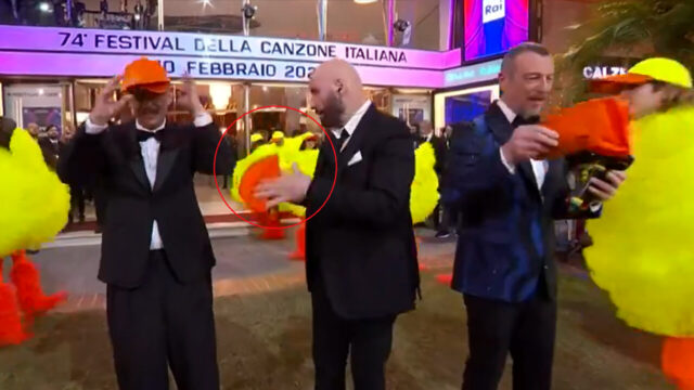 Sanremo, John Travolta infastidito: il gesto passato inosservato prima del ballo con Fiorello ed Amadeus