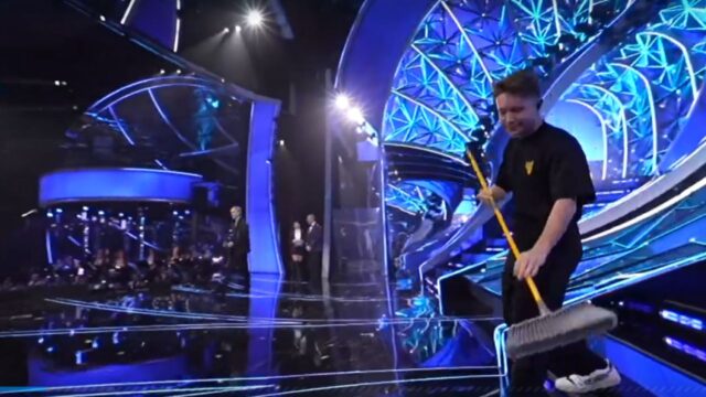 Sanremo 2024, perché Alfa è salito sul palco dell’Ariston con una scopa