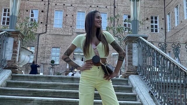 “Sono in ambulanza” Disavventura per la Vip di Canale 5, lei stessa documenta tutto sui social: cosa è successo