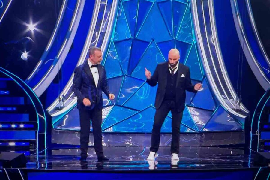 John Travolta in Rai con le scarpe sponsor