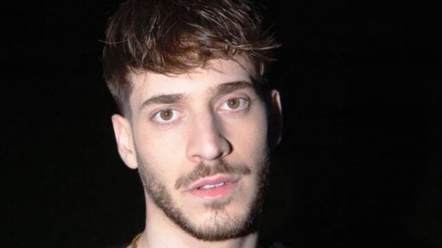 Sta avendo successo ad Amici, ma in pochi sanno che Holden è figlio d’arte: suo padre è il marito di una famosissima cantante