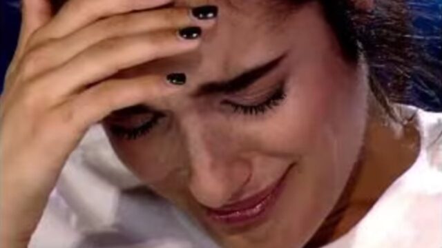 La cantante racconta il suo dramma: ricatti e minacce, scriveva 980 mail al mese