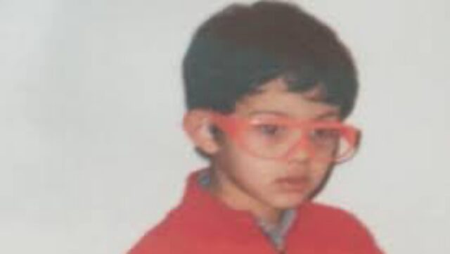 In questo scatto era solo un bambino, negli anni ne ha fatta di strada ed oggi è diventato uno degli attori più amati in Italia. La sua espressione è inconfondibile: avete capito di chi stiamo parlando?