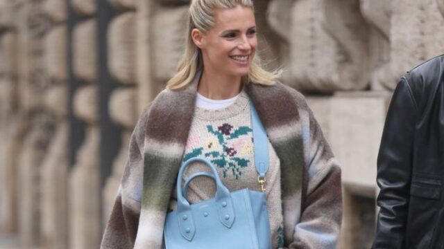 Michelle Hunziker racconta sui social il “gioco delle borse” mentre è in viaggio con le colleghe: nella sua borsa c’è un oggetto molto particolare