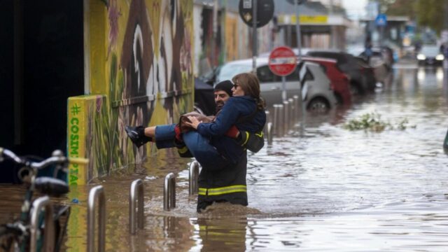 Nubifragio nella nota città italiana: una forte bomba d’acqua mette in fuga turisti e passanti