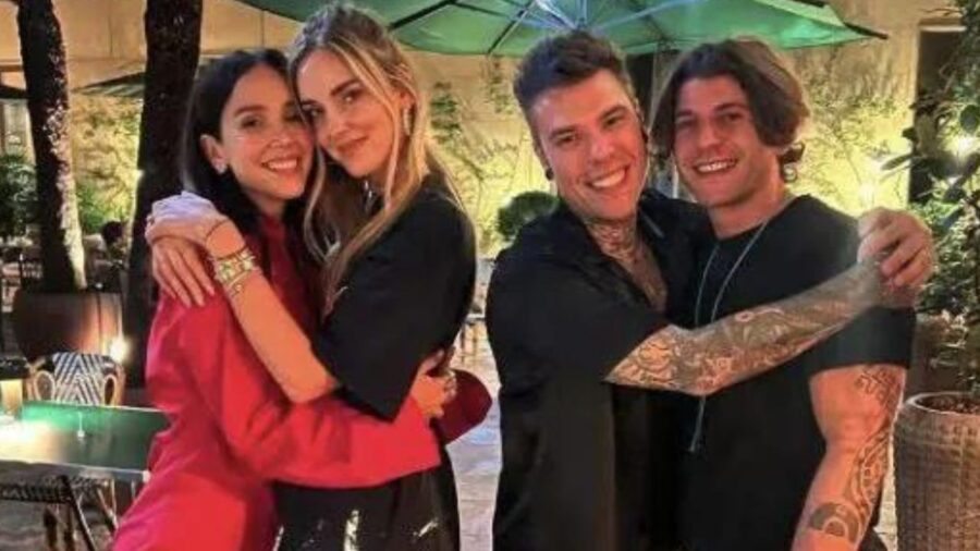 L'uscita a quattro: Paola di Benedetto, Chiara Ferragni, Fedez e Rkomi