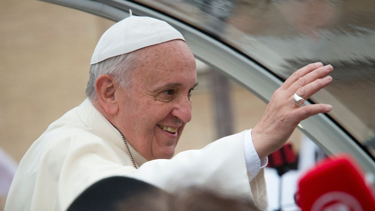 Papa Francesco saluta