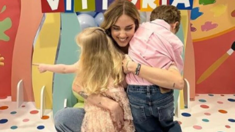 Chiara Ferragni e lo scatto con i figli Leone e Vittoria