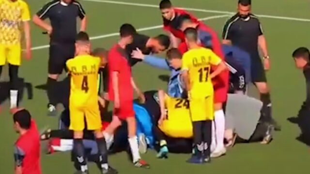 Tragedia nel calcio: 17enne muore in campo davanti agli occhi dei suoi compagni e degli avversari