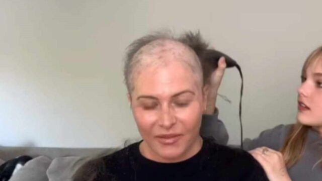 L’attrice si rasa i capelli a zero: il video straziante dopo la diagnosi di cancro