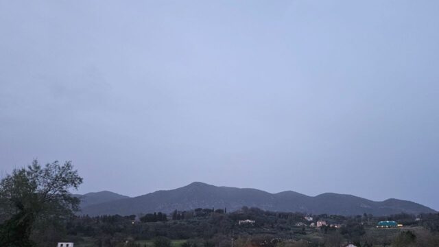 Uno strano cielo grigio sta avvolgendo la regione, i cittadini segnalano la stranezza sopra la città: ecco cosa sta succedendo