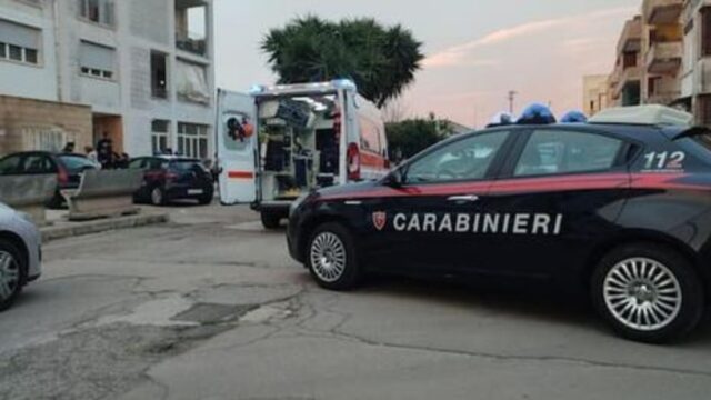 Donna uccisa dal marito, ferita anche la vicina che ha provato a proteggerla: “Si stavano lasciando”
