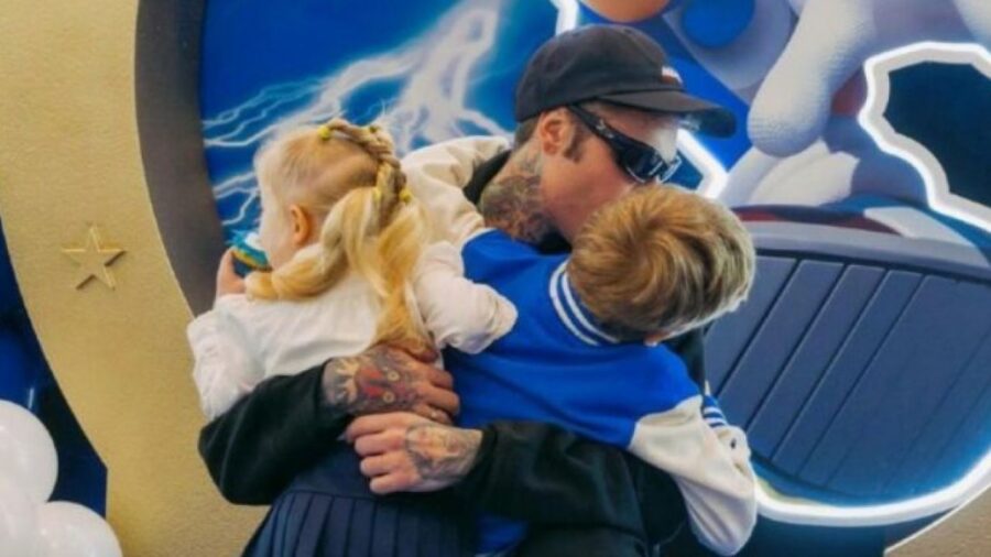 Fedez con i figli Leone e Vittoria