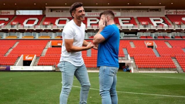 “Si sposa” il famoso calciatore chiede la mano al suo compagno in uno stadio