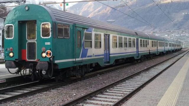 Macchinista colpito da un infarto riesce a fermare il treno, poi muore: paura tra i passeggeri