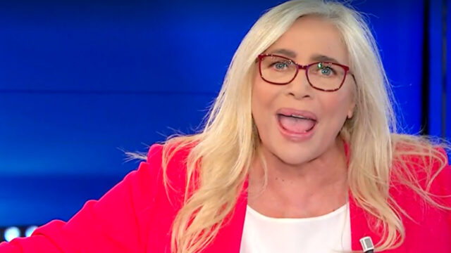 Mara Venier, gaffe imbarazzante in diretta a Domenia In: tutti hanno notato l’errore della conduttrice