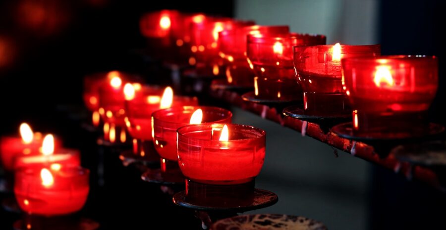 Candele accese in chiesa