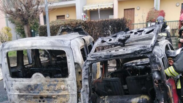 Dopo poche ore di agonia, è morto il 50enne che si è dato fuoco sotto casa dell’ex moglie: il dramma della morte del fratello e l’ultimo post sui social