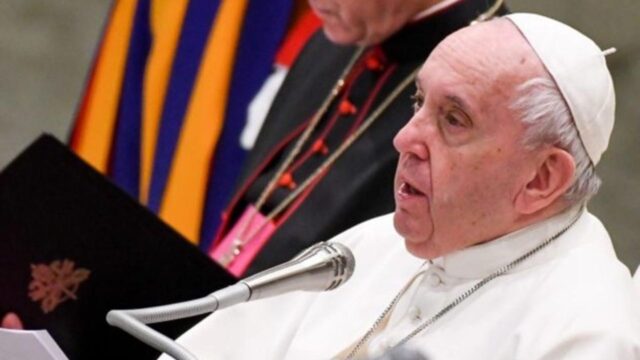 Preoccupano le condizioni di Papa Francesco: interrompe il discorso a causa della sua malattia