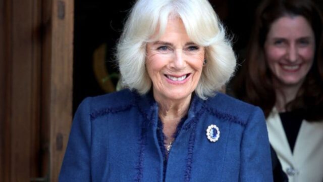 Regina Camilla, il significato della spilla di diamanti indossata per un evento ufficiale: c’entra Kate Middleton