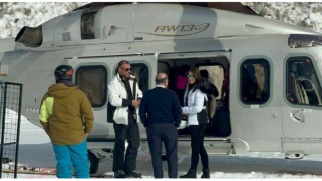 L’amata conduttrice da sola sulle piste da sci in elicottero privato: verso il divorzio?
