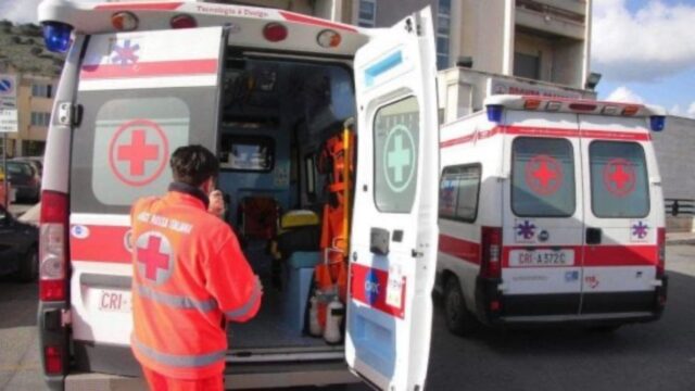 Travolta in bici da un camion dei rifiuti, 27enne muore in ospedale diverse ore dopo l’incidente