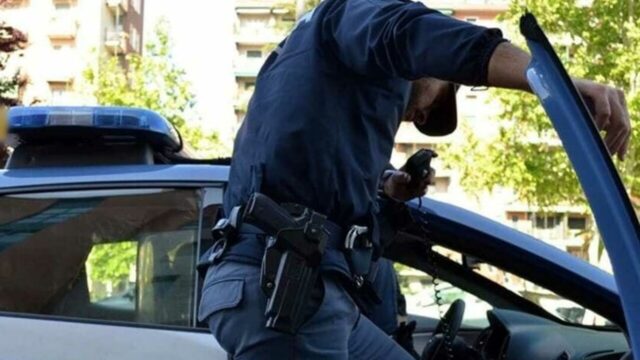 27enne accoltella il marito davanti agli occhi dei due figli di 3 e 4 anni: è stata arrestata