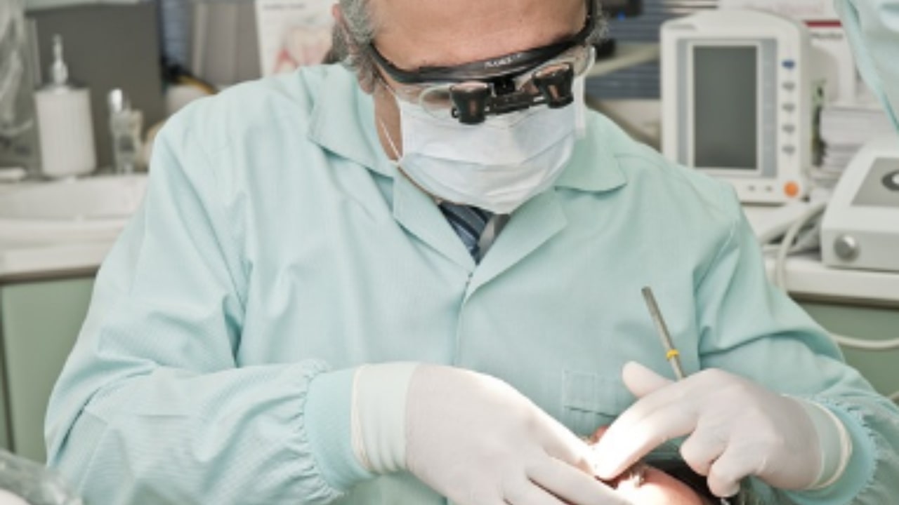 Dentista interviene su denti paziente