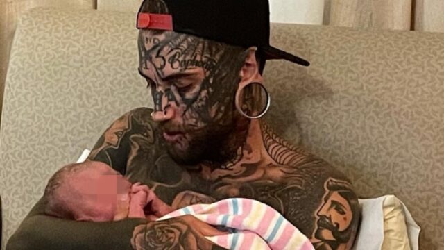 Giovane papà con il corpo completamente coperto dai tatuaggi, decide di rimuoverli per il bene della sua bambina: guardate come appare oggi